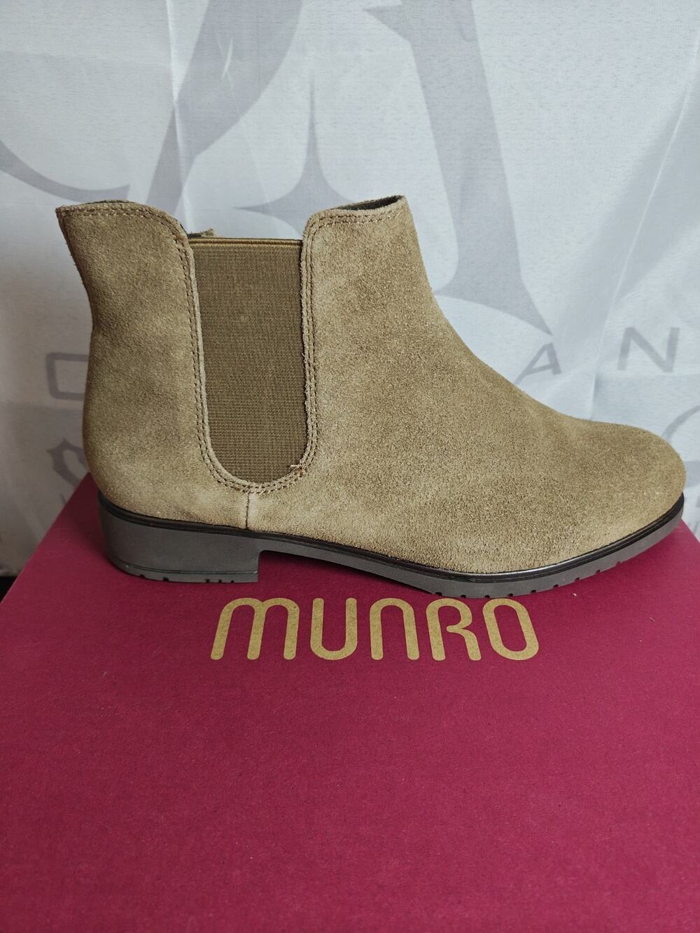 Munro $235 Women's 8.5 Wide Leighton Chelsea Boot Taupe Brown Sesamo Suede NWB